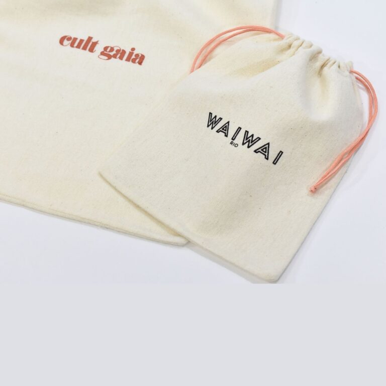 Em algodão 100% cru, bainha especial, cordoaria tinturada em Pantone específico e silk com uma cor.