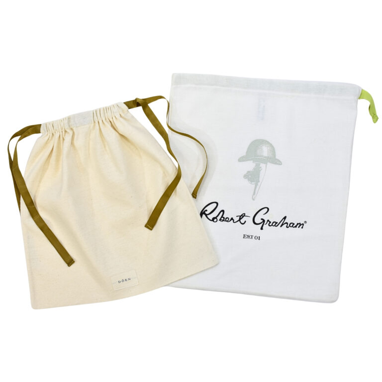 Em algodão 100% cru, bainha especial, cordoaria tinturada em Pantone específico, aplicação de etiqueta e silk duas cores.