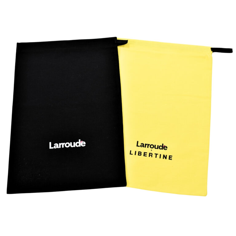 Em algodão tinturado com aplicação de logotipia em duas cores.
