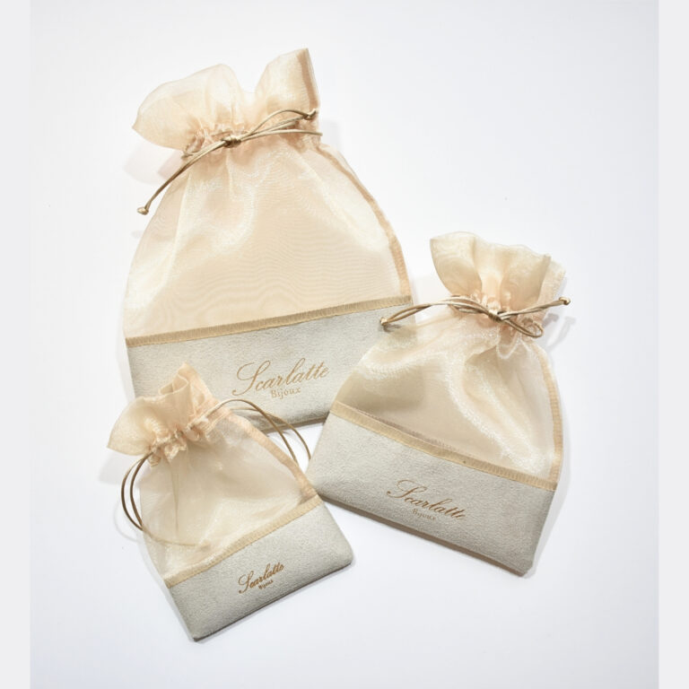 Impressões em Hotstamping  ou silk na face frontal inferior.