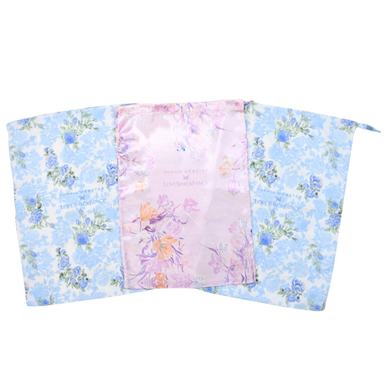 Em cetim estampado, bainha especial, amarração com fitas de cetim.